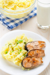 Mashed potatoes with fried salmon