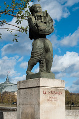 statue le messager de Ossip Zadkine berge de la seine à Paris