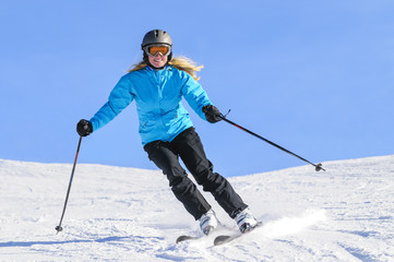 Fototapeta na wymiar fröhliche Skifahrerin
