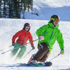 Fototapeta na wymiar zwei Wintersportler auf der Piste