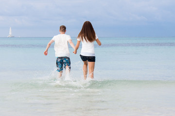 frisch verliebtes junges paar glücklich am strand im urlaub