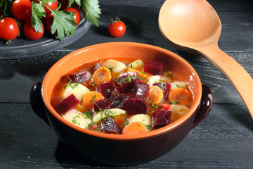 zuppa di barbabietole su sfondo grigio