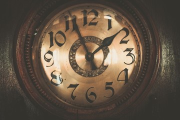Fototapeta na wymiar Drewniany zegar w stylu vintage