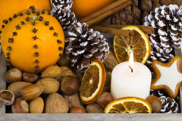 Fototapeta premium winterliche Dekoration mit Orangen und Nüsse