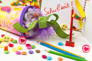 bunte Schultüte mit Deko