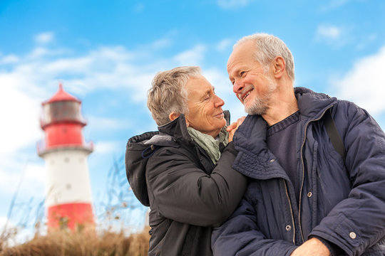 &auml;lteres senioren paar gesund und gl&uuml;cklich an der ostsee