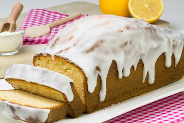 aufgeschnittener Zitronenkuchen