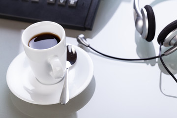 kaffee pause am schreibtisch arbetsplatz mit headset