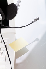 computer mit headset und post it memo zettel