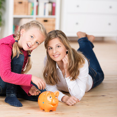 mutter und kind mit sparschwein