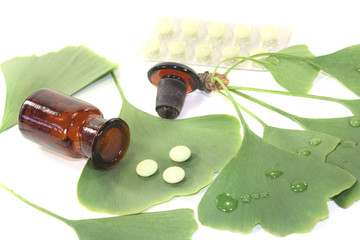 Ginkgoblätter mit Tabletten