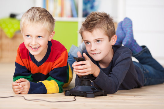 zwei jungen spielen videospiel