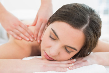 Obraz na płótnie Canvas Beautiful woman enjoying shoulder massage at beauty spa