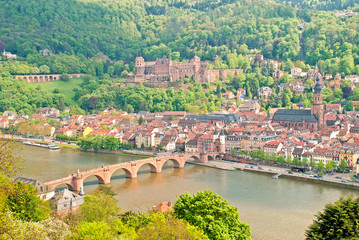 Fototapeta na wymiar Zobacz w Heidelbergu na Neckar z wiekiem zamek i most