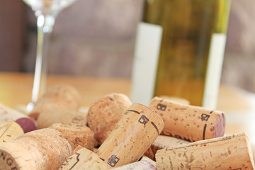 weinkorken mit glas und flasche