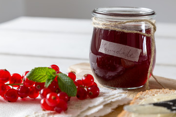 Frühstück mit Johannisbeermarmelade