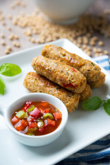 Vegane Cevapcici mit feuriger Salsa