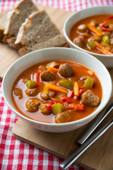 Zwei Schalen vegane Gulaschsuppe mit Brot