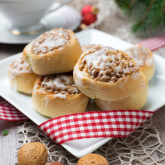 Nusschnecken auf weihnachtlicher Kaffeetafel