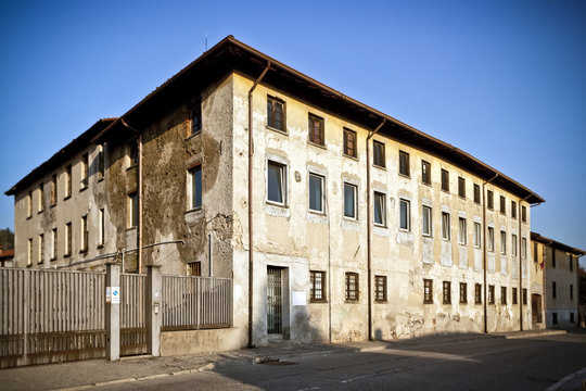 Vecchio stabilimento industriale abbandonato