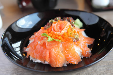 Salmon sushi don