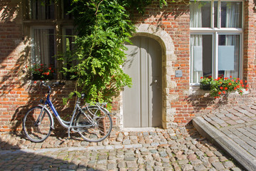 Fototapeta na wymiar Leuven - Rower przed murowany dom