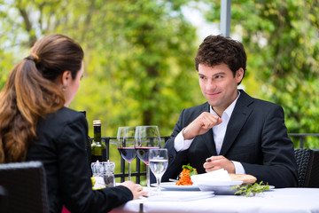 Geschäftsleute beim Essen in Restaurant