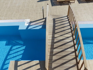 Holzbrücke am Swimmingpool einer Ferienanlage im Sommer bei Sonnenscheini n Bodrum am Ägäischen...