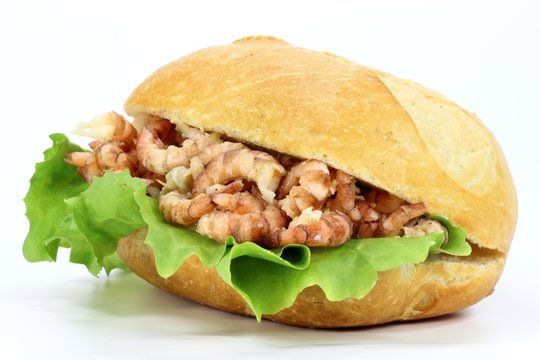 Krabbenbr&ouml;tchen isoliert auf wei&szlig;em Hintergrund