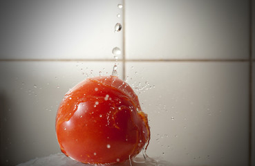 schizzi d'acqua su un pomodoro
