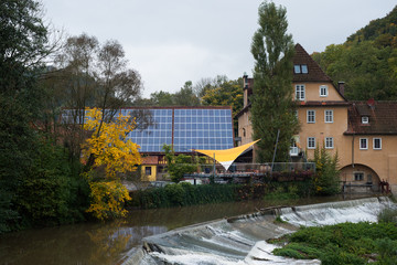 Solaranlage und Wasserkraft