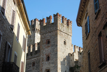 Fototapeta na wymiar Zamek w Sirmione nad jeziorem Garda - Brescia - Włochy