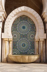 Verzierter Steinbrunnen der Moschee Hassan II in Casablanca © pulpitis17