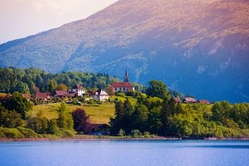 Lac d'aiguebelette and village