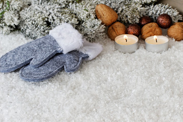 Weihnachtsdeko im Schnee