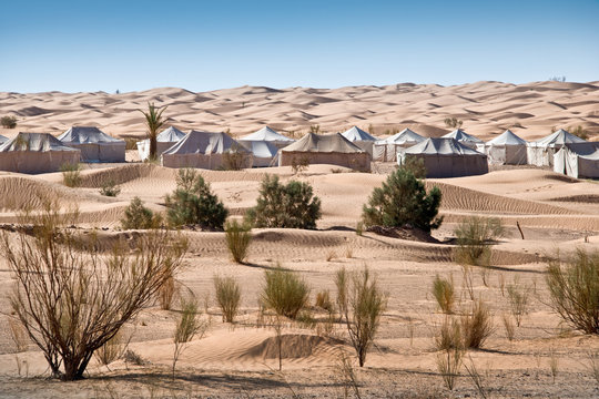 Tentes dans les dunes du Sahara - Tunisie