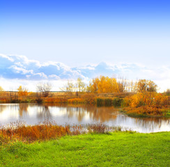 Obraz premium Autumn landscape with a lake
