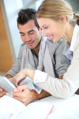 Obraz premium Classmates working together with digital tablet