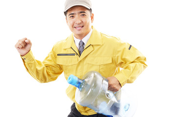 ボトルを運ぶ男性