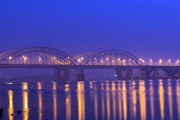 Fototapeta na wymiar Automobile and railroad bridge in Kiev across the Dnieper River