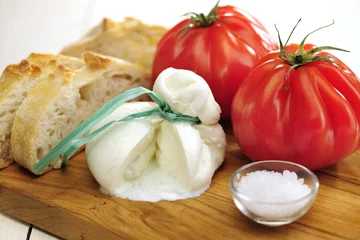 Crédence de cuisine en verre imprimé Produits laitiers Burrata (sorte de mozzarella très fraîche), tomate et pain