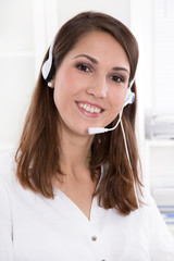 Frau an der Hotline - Frau mit Headset im Call-Center