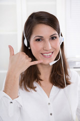 Telefonverkauf oder Telefonmarketing - jung Frau mit Headset