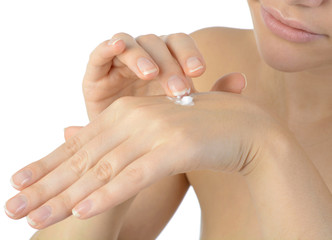 Junge Frau trägt Handcreme auf