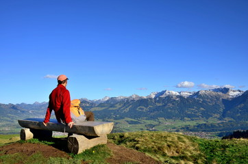 Wanderer mit Aussicht auf Berge und Tal