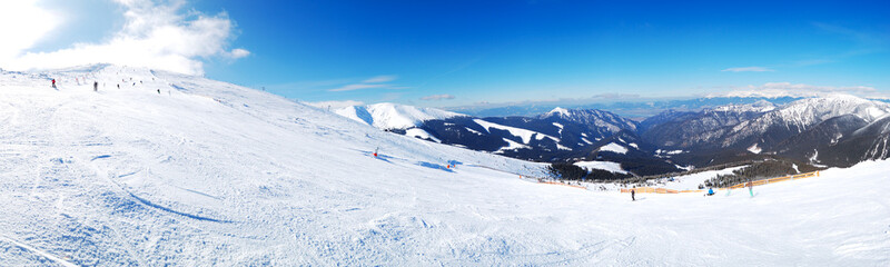 Fototapeta na wymiar Panoramiczny widok na wolnej przestrzeni do jazdy w ośrodku narciarskim Jasna i High Ta