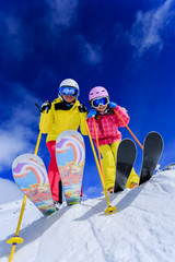 Ski and fun - skiers enjoying ski holiday - obrazy, fototapety, plakaty