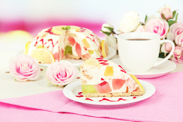 Obraz na płótnie Canvas Delicious jelly cake on table on light background