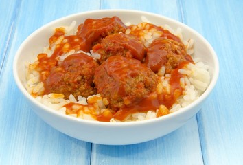 Guiso de albondigas con arroz y salsa de tomate frito