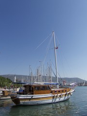 Schöne Segelyacht im typischen türkischen Stil im Hafen von Bodrum am Ägäischen Meer vor blauem...